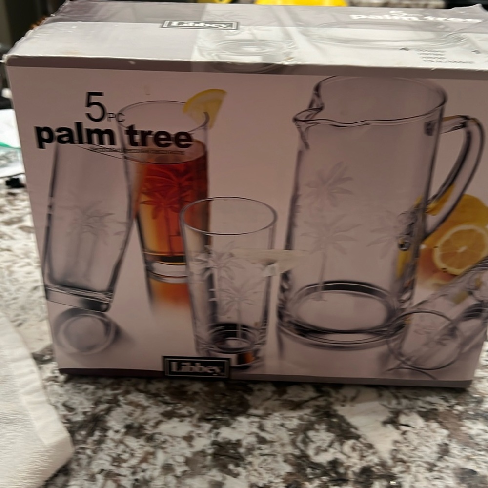 Brand new with tags 🏷️ 5pc palm tree 🌴 decorated4 glasses 15oz 1 pitcher 64oz